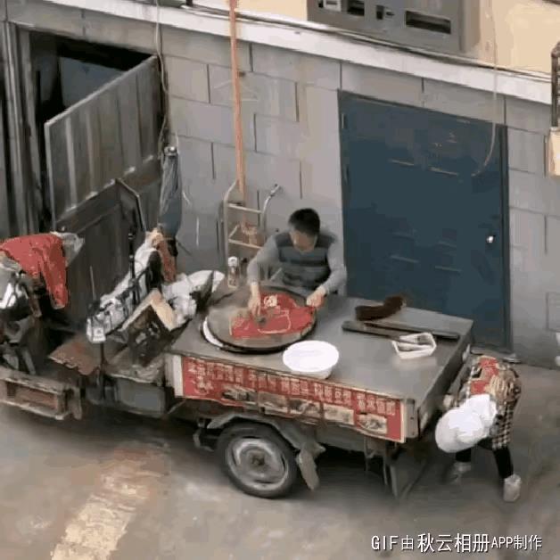 太恶心了，都是给人吃的东西，怎么能做到这么不讲卫生呢？鸡蛋灌饼摊的夫妻两人准备出