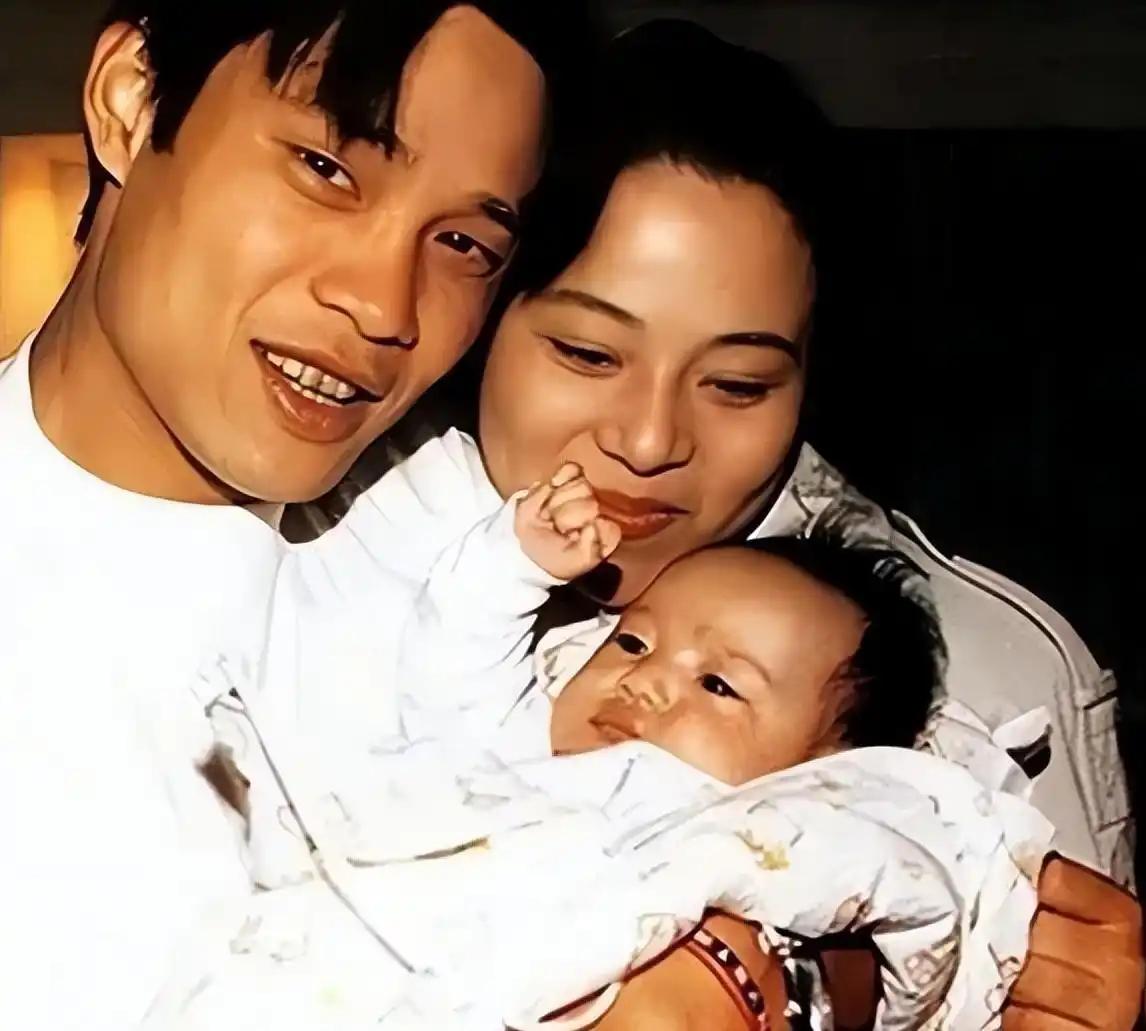 范志毅的第一任妻子李倩，又生了两个混血儿子，在国外生活很幸福。她原本是空姐，婚后