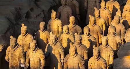 历史上秦始皇的坟存在感其实很低的！否则唐玄宗和杨贵妃也不能在离它这么近的地方洗鸳