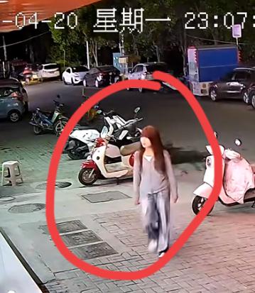 这个女孩这么不要脸吗？安徽利辛一小吃店曝光，图中的女子借他的手机打电话，竟然跑了