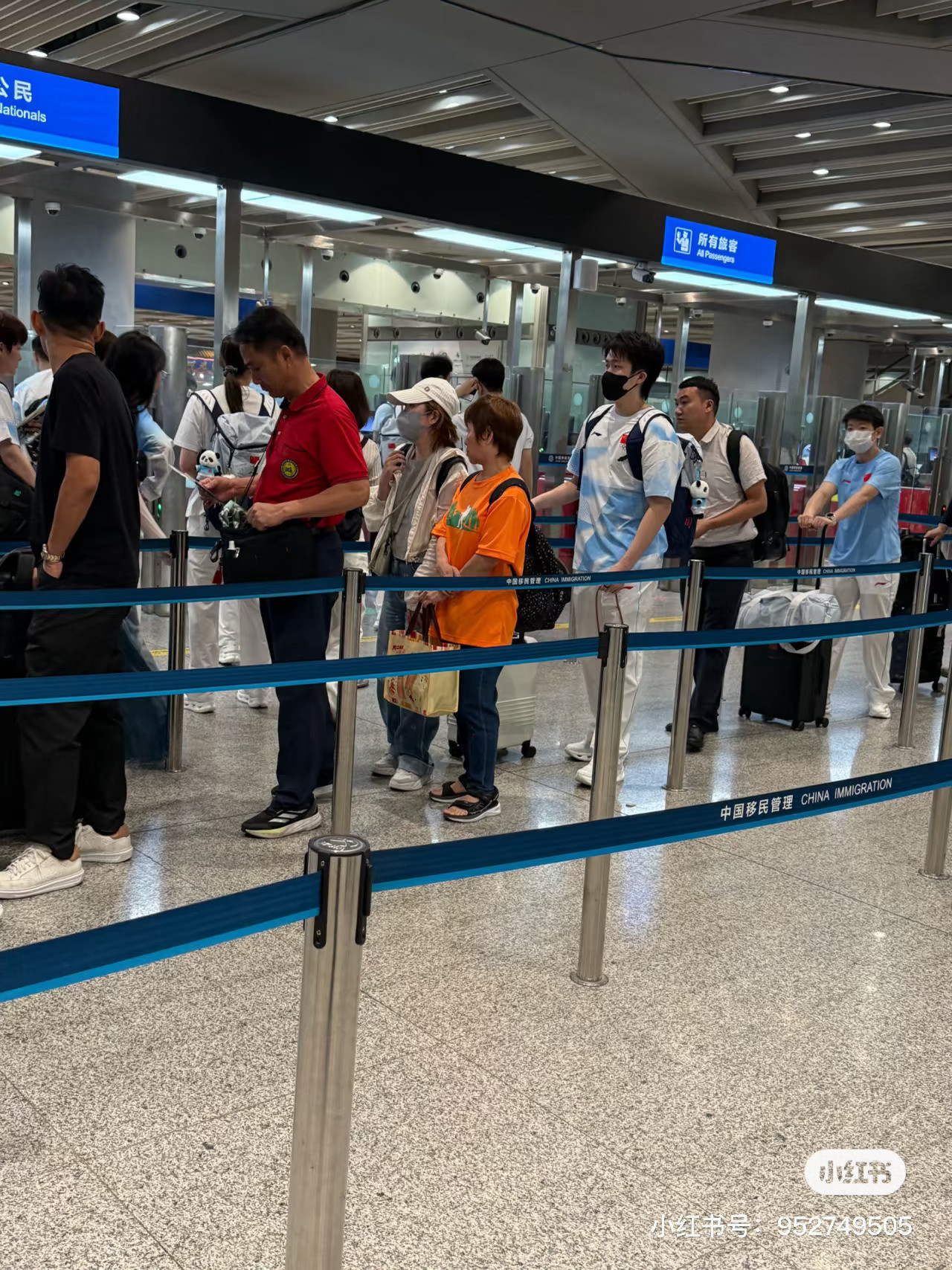 po主放的原图才发现这狗手上还在盘大串​​​