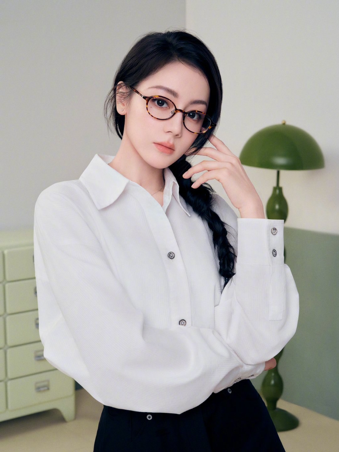 迪丽热巴与眼镜品牌Fakeme解锁新合作，全新造型释出，轻松演绎清冷白色与酷感黑