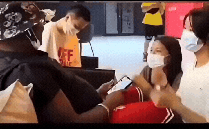 父母知道你们这样么？看着真的很气愤！公共场合下，一外国人坐在沙发上，两个中国女