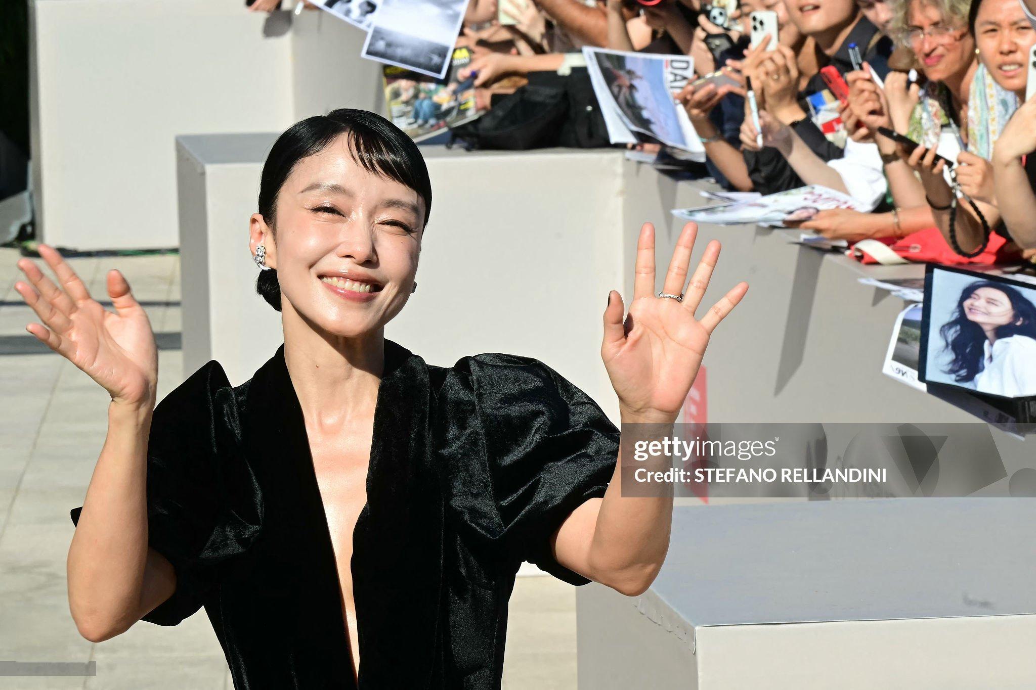 《可能的爱情》威尼斯首映红毯，全后迷人的笑容。​​​