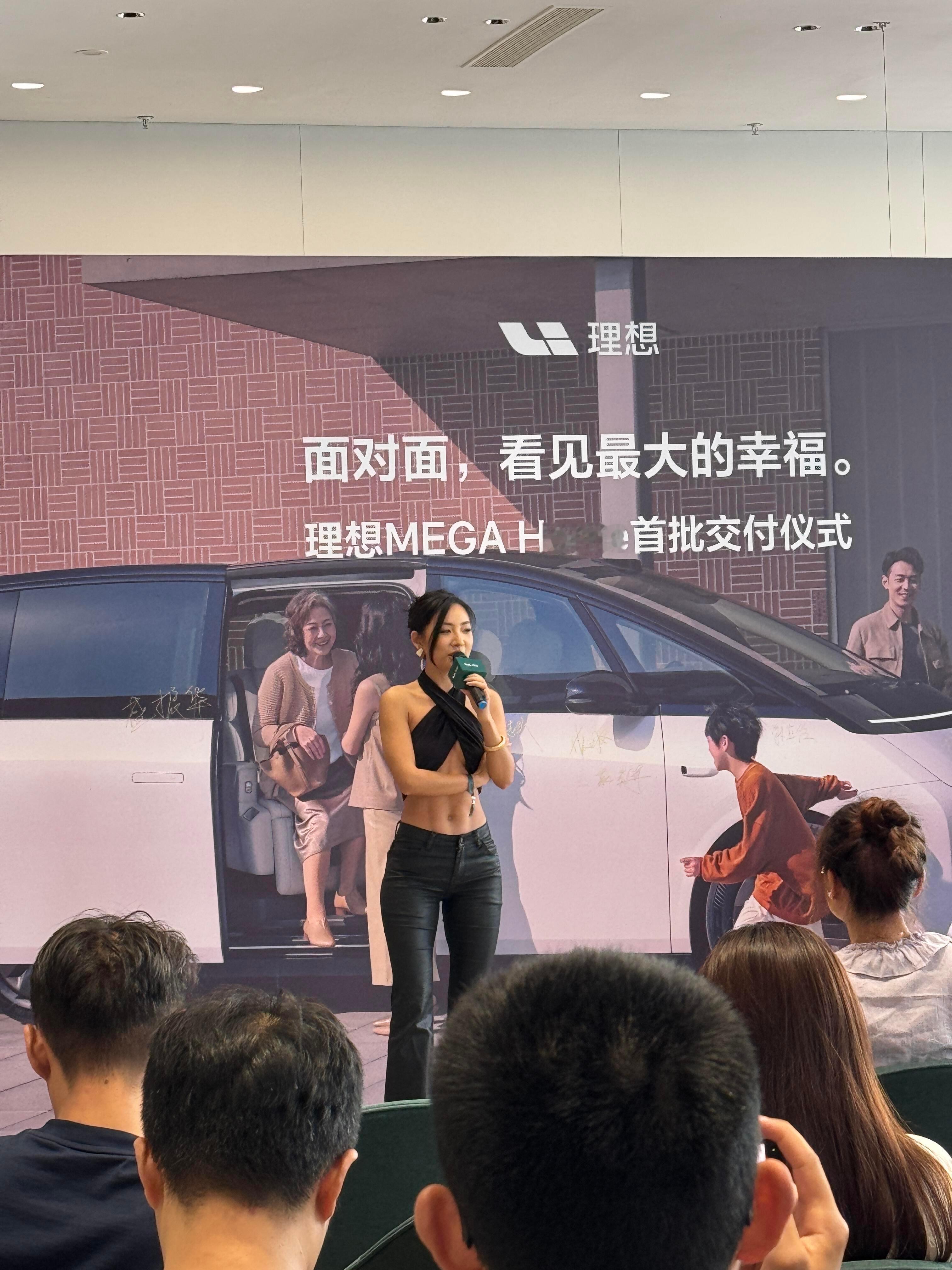 天啊噜，mega的车主都这么好看的吗？这个线条，太好看噜！​​​