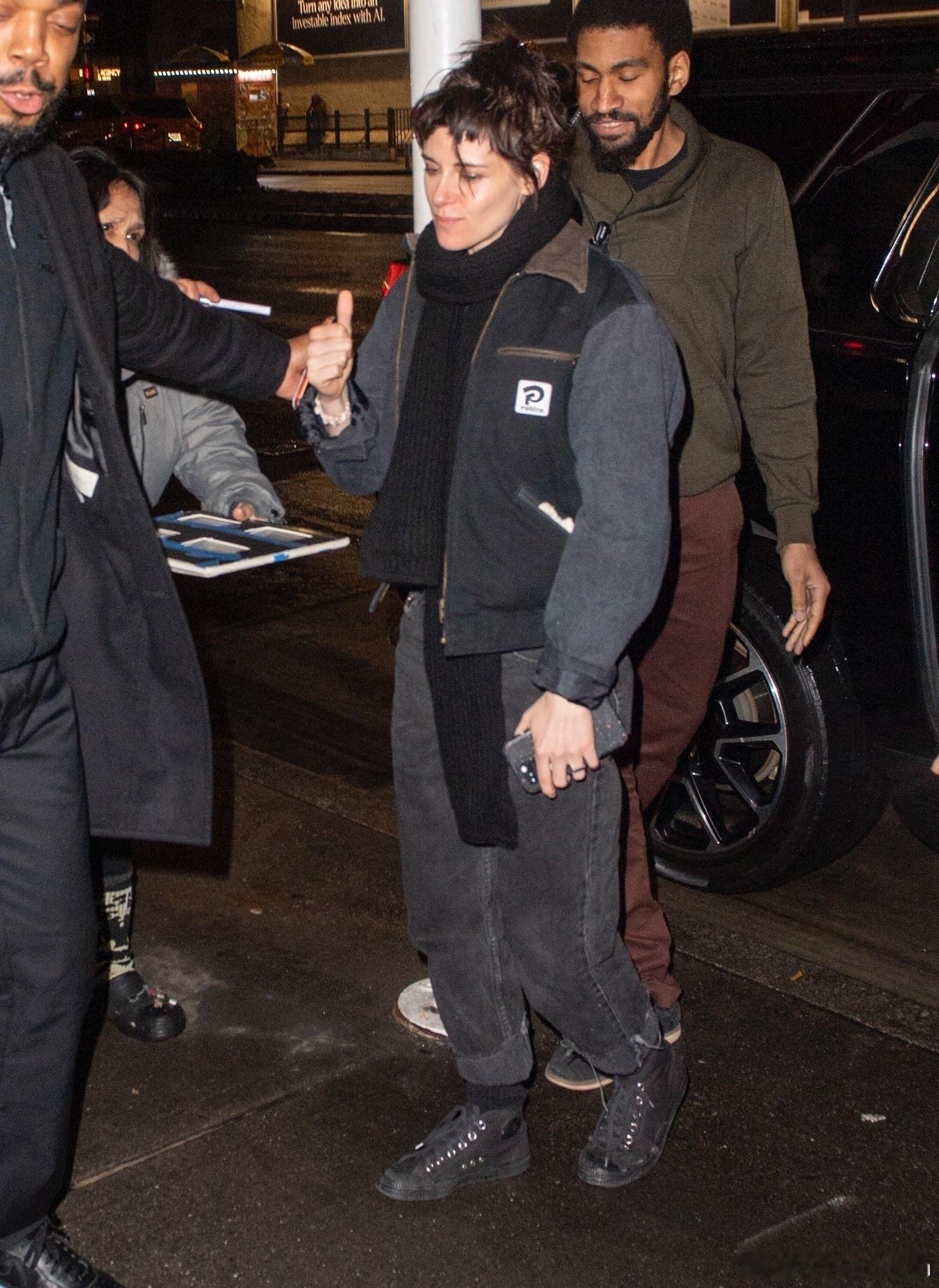 KristenStewart克里斯汀斯图尔特在纽约外出，前往Angelika影