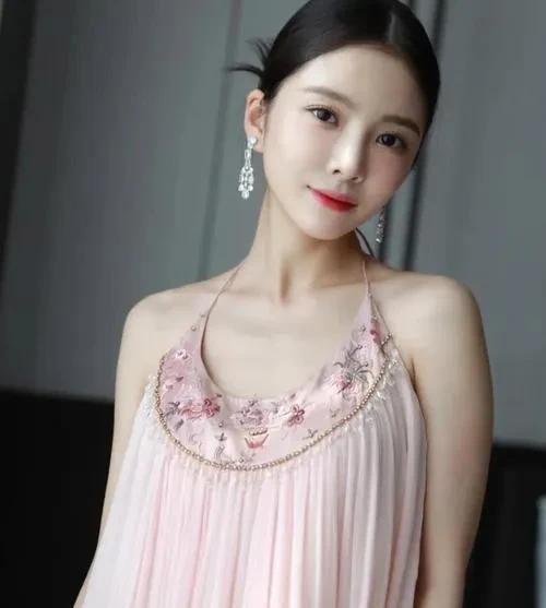杜淳老婆王灿否认参加过名媛训练班，还称有钱男人不是傻子，不会轻易被人套路。目前圈