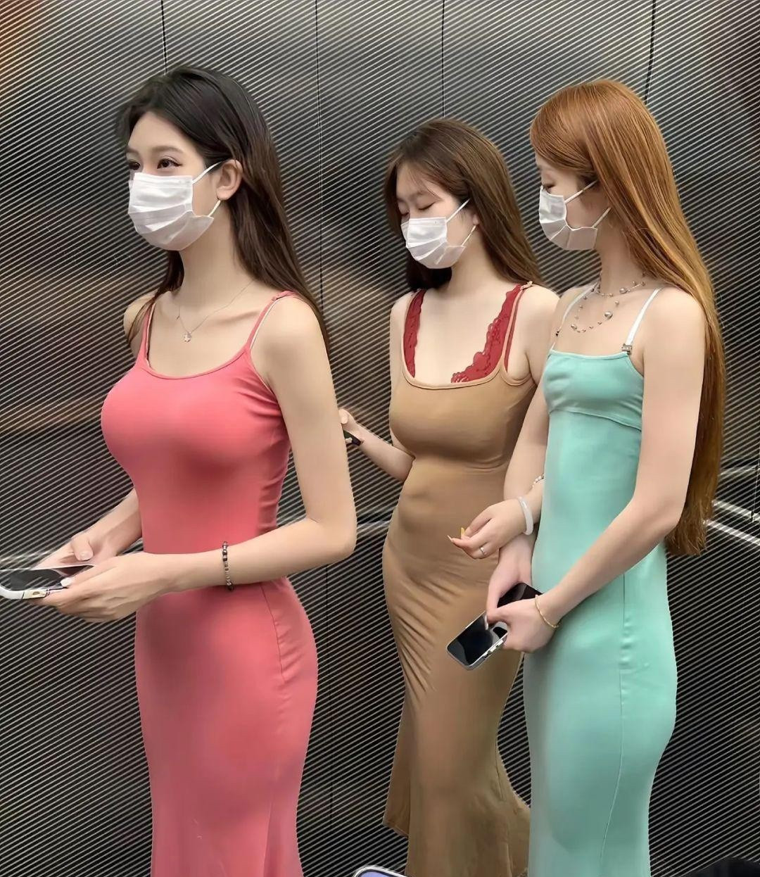 电梯里遇到三个美女，好紧张啊