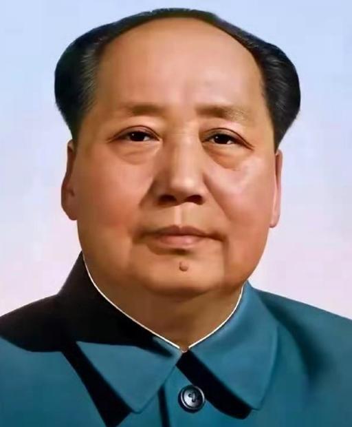 1933年，瑞金，一棵香樟树挡住了落向毛主席宿舍的炸弹，此事改变中央驻地安排。