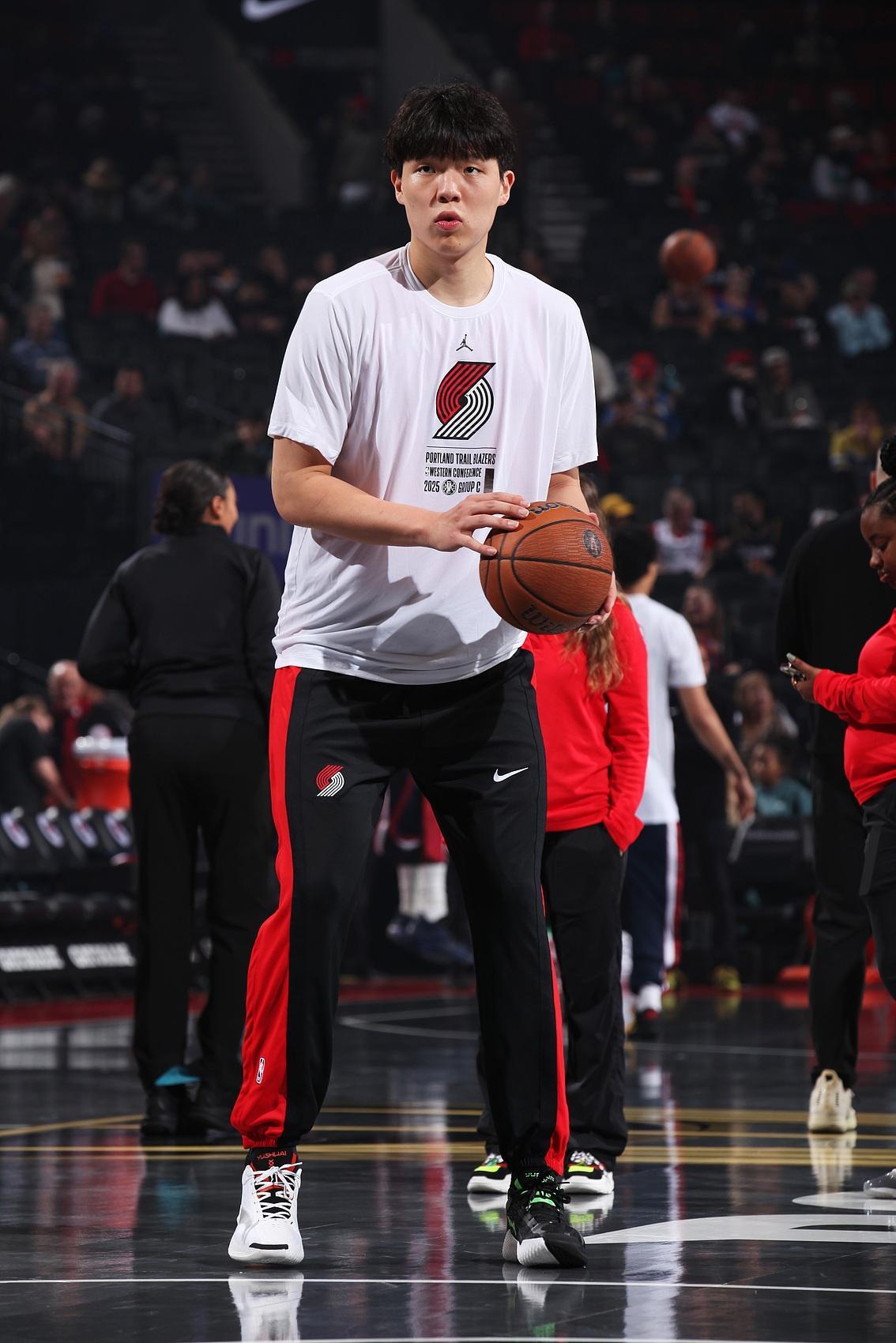 杨瀚森都是被不懂球的球迷害惨了！今天杨瀚森在发展联盟砍下8分13篮板4助攻的