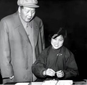 1958年，毛主席亲临工厂视察，厂内一位怀孕女工猛地起身大声喊道：“毛主席好！”