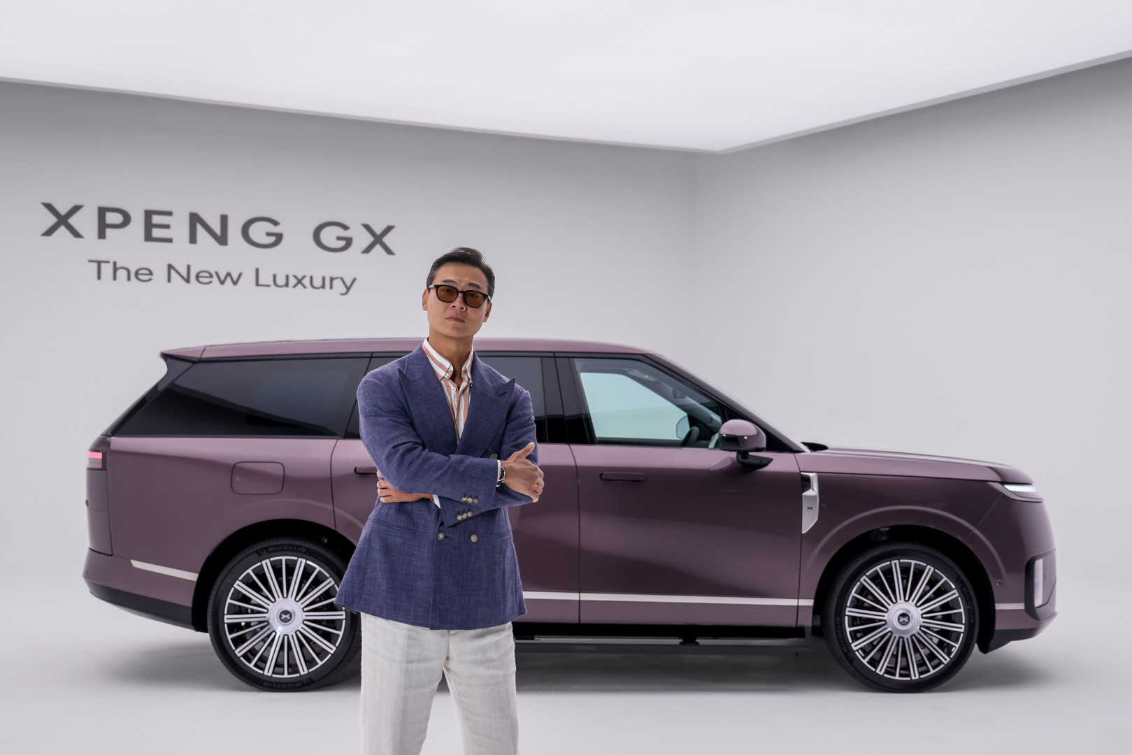 小鹏GX首组人车美图释出修长侧身线条，悬浮车顶设计，平整无遮挡车窗——侧面一眼，