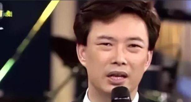 1981年，费玉清在日本女友家过夜，女友贴心地放好洗澡水，他刚跨进浴缸，女友就一