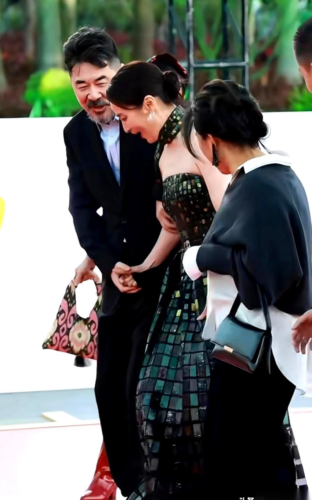 蒋勤勤差点摔那一跤，我跟你说，比她任何一部戏都真实。就那一瞬间，脚底下被自己的