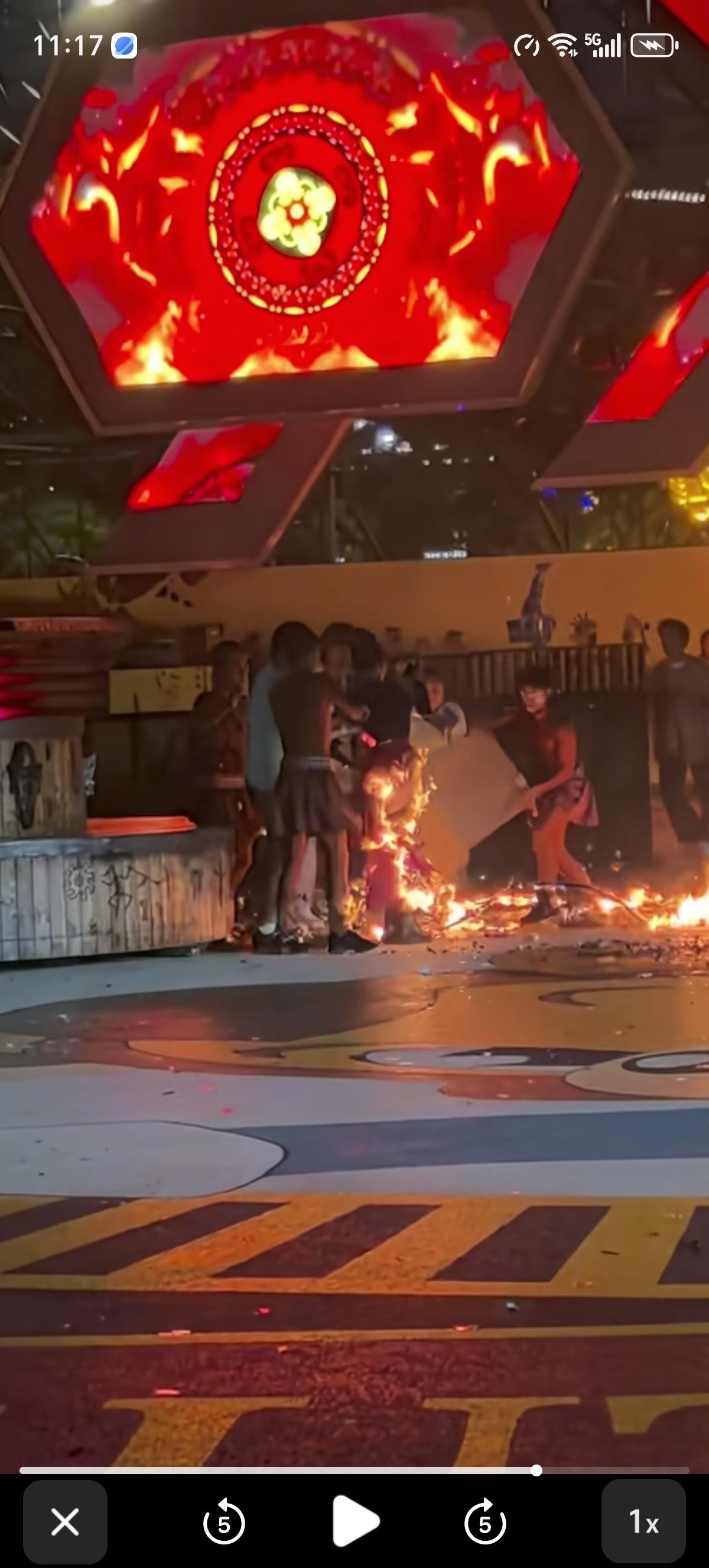 女演员可太难了，屁股都快被烤熟了。在这种焦急情况下都没脱裙子，结果裙子和打底裤都