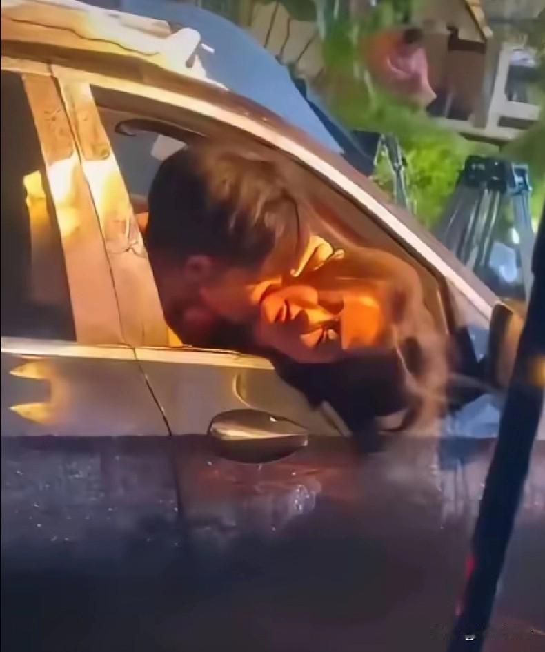 这女的还活着吗？还是醉了?孔子看不明白，孟子也看不明白，老子也看不明白，所以想