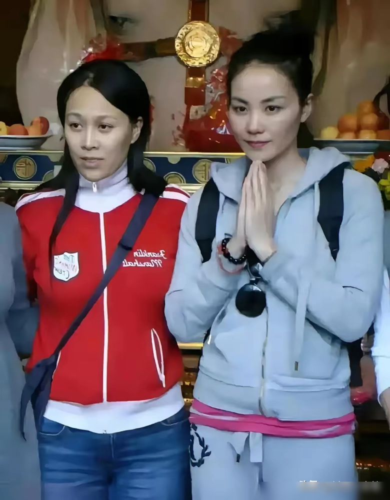 看了那英和王菲年轻时的合照，我才明白，所谓顶级的美女，根本不需要靠暴露来吸引眼球。那时候那英31岁，