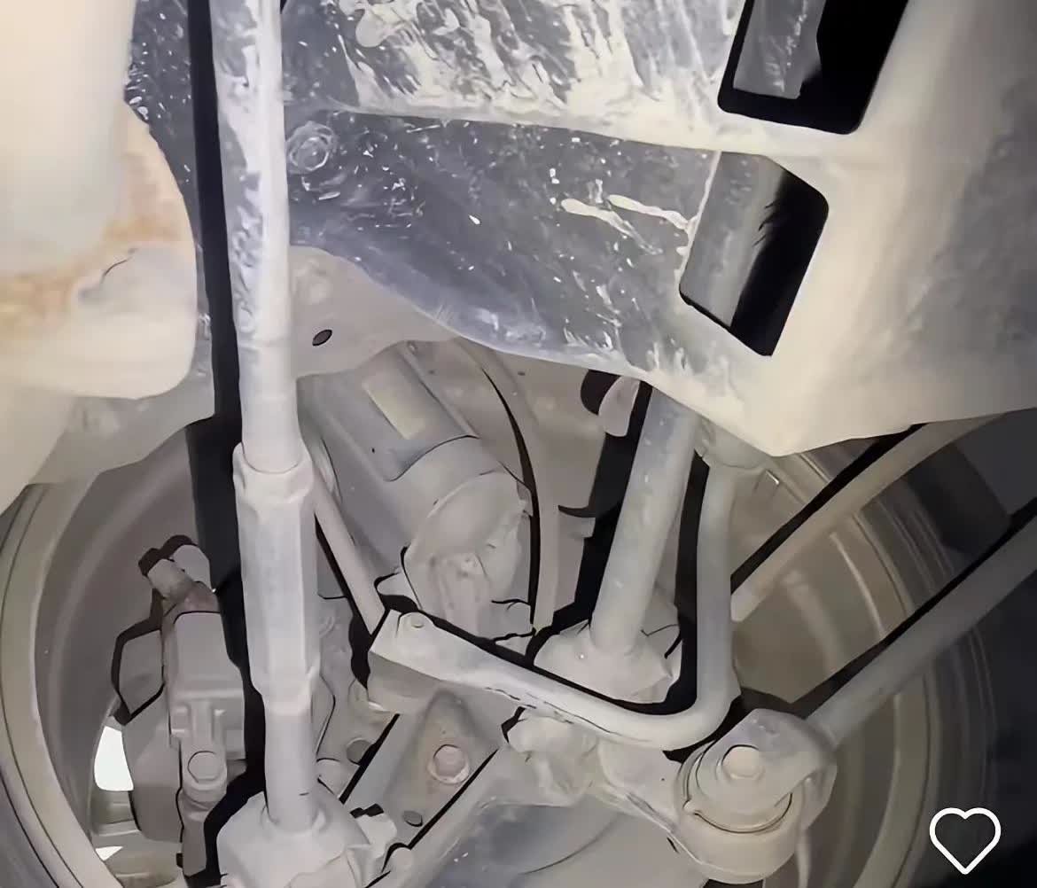 这是你们天天追捧的雷克萨斯ES底盘悬挂，就这用料和设计真对不起它的价格。这样的底