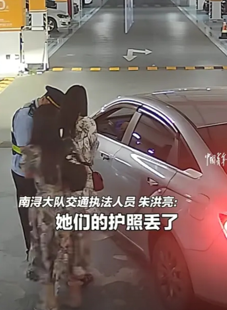 韩国人在中国破防了！2名韩国女子到湖州玩，赶高铁时，发现护照掉网约车上了！急得找