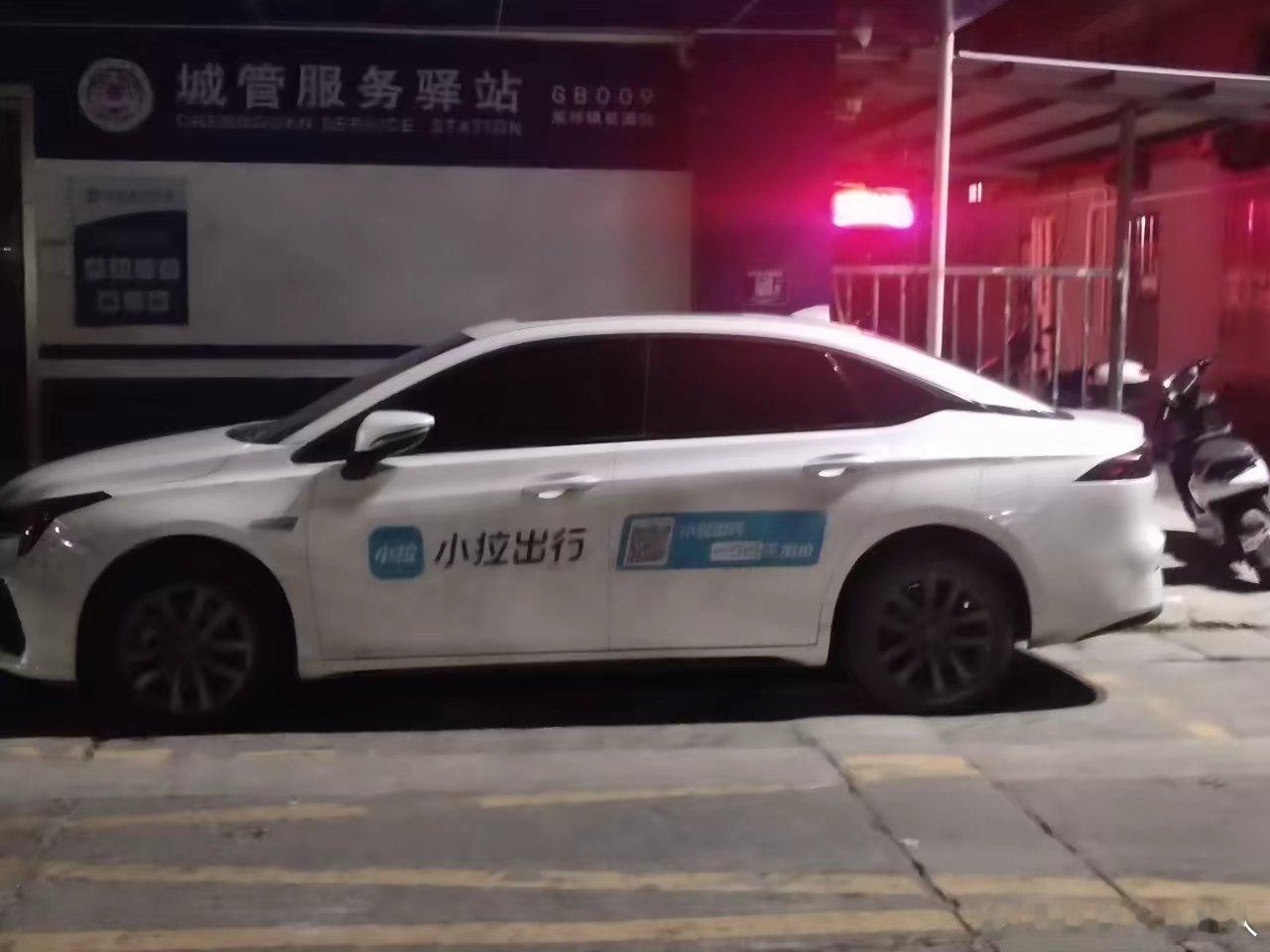 昨天见到一个跑网约车司机从车尾厢拿出盒饭在路边吃，我同他闲聊了一下。50多岁的他