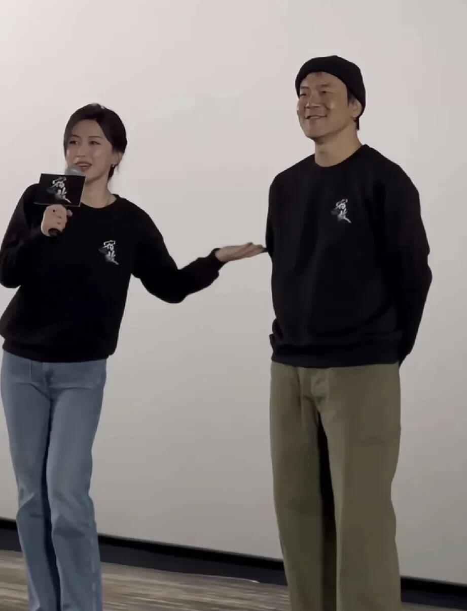 不愧是影帝级别的，廖凡站在大美女朱珠的旁边都是淡然自如，一脸的镇定。廖凡是男演员