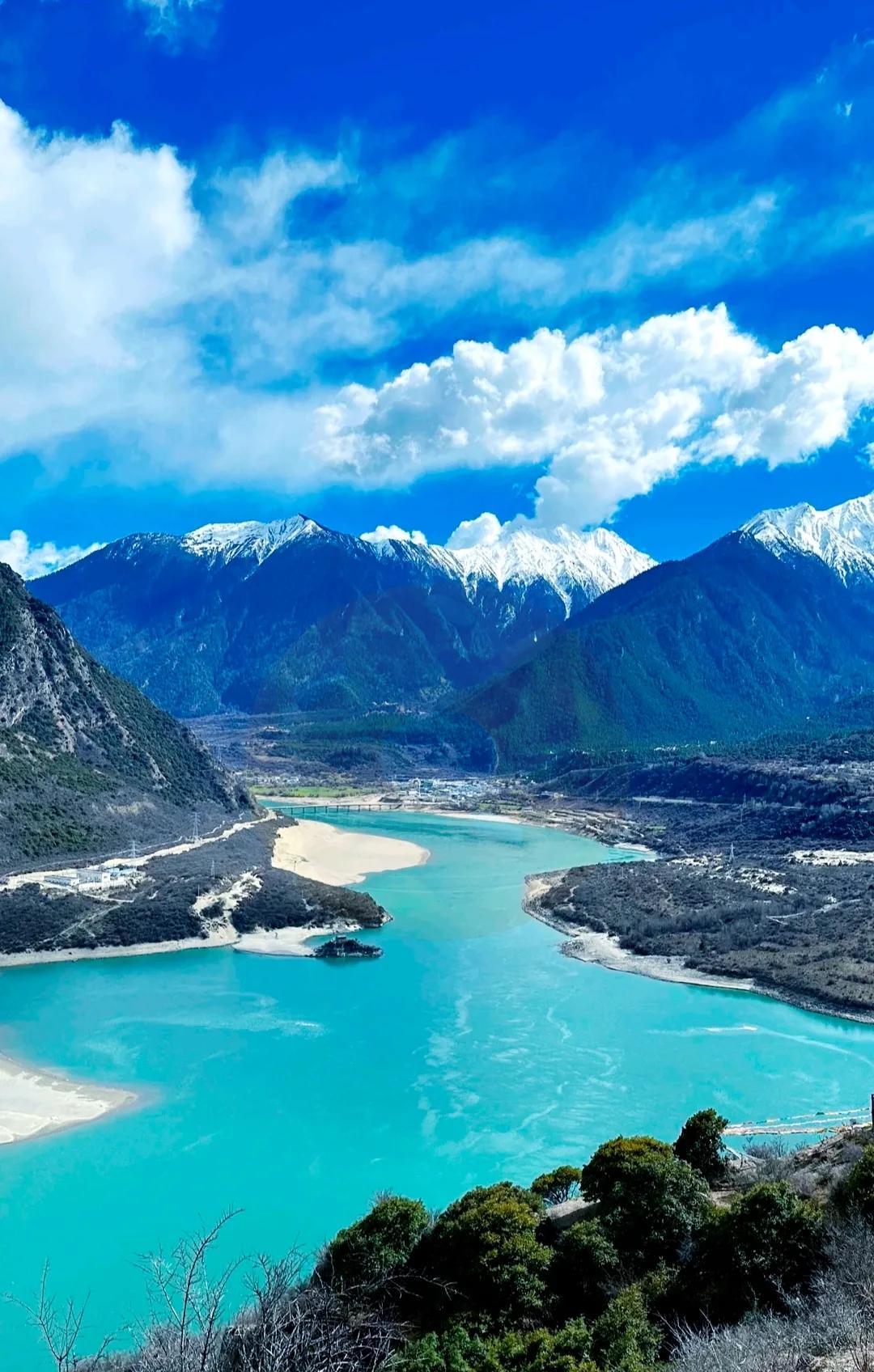 雅鲁藏布江是南亚地区最大的河流，全长2900公里，源头位于东方大国的青藏高原，穿
