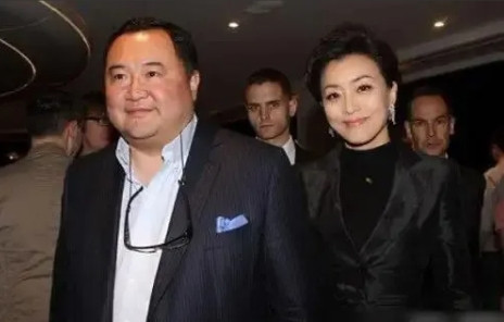 1994年，26岁的杨澜坚决要跟在银行上班的丈夫张小兵离婚，父亲劝她：“小兵是好