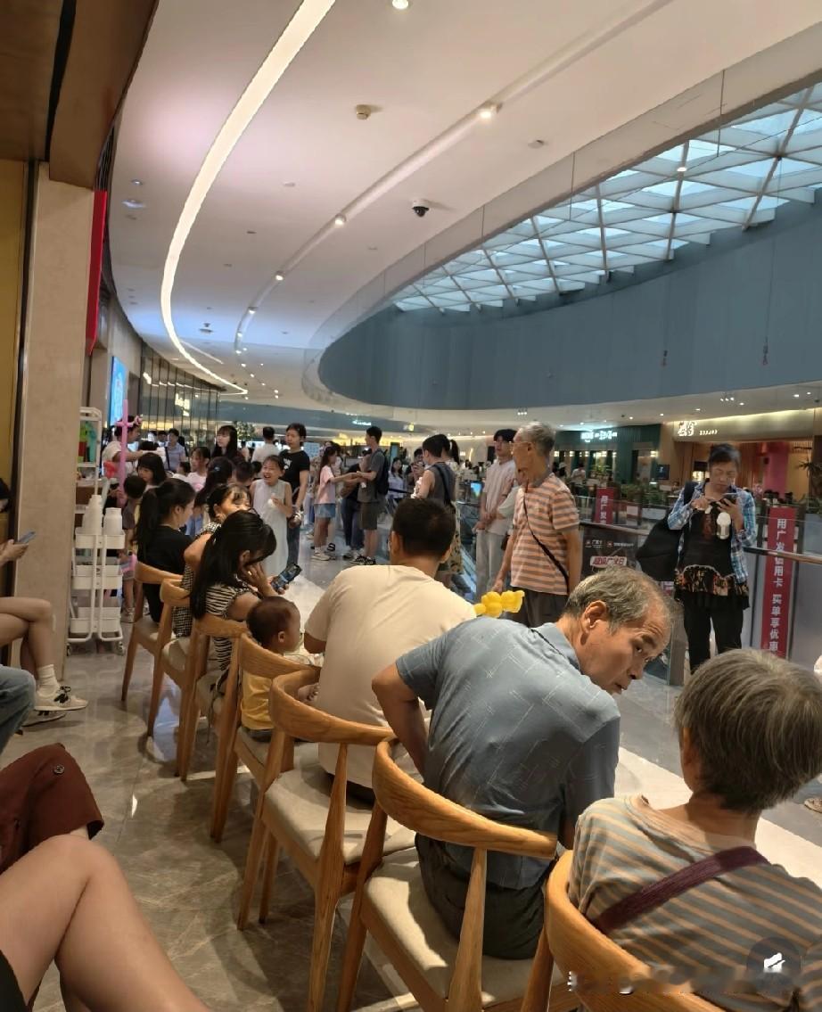 西贝排队大军挤爆商场！是爱生活还是为了薅羊毛10月12日西贝莜面的排队现场