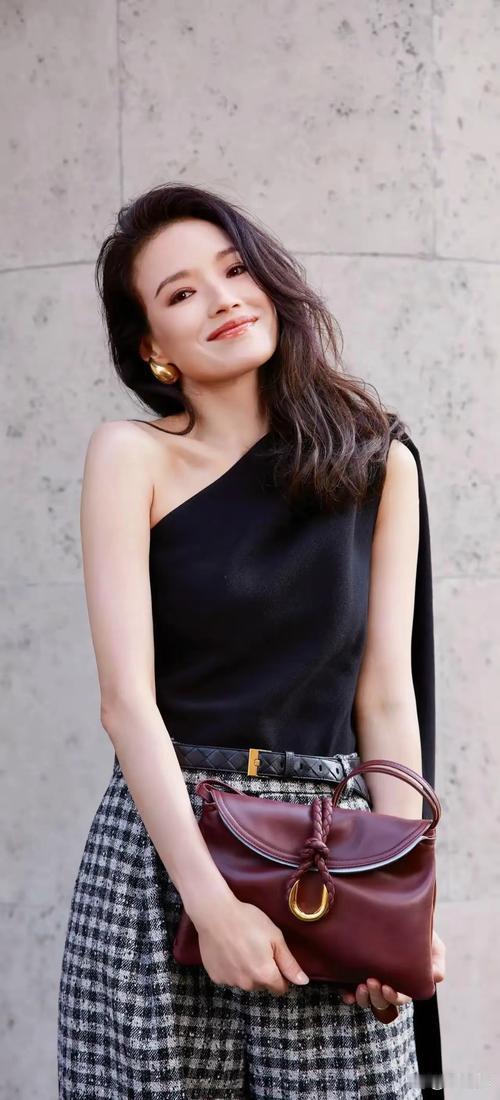 舒淇身上最动人的，是那份清醒自洽的底气。她从不是依附谁而发光的人，一路跌跌撞撞，