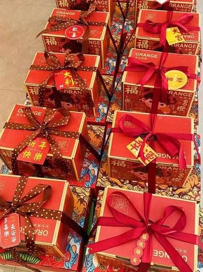 职场里的三六九等，平时藏在工资条里，到了中秋节，直接摆在了明面上。深圳一家公司的