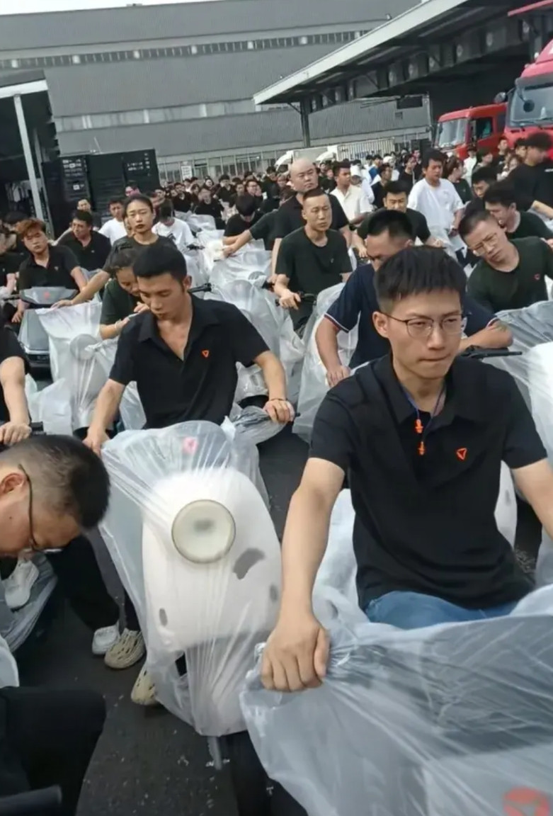 雅迪发福利了，人手一辆电瓶车，看起来都不是太高兴啊，估计电动车低工资了公司送车
