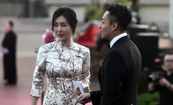 张颖颖说：她这辈子唯一的污点就是和汪小菲搞婚外恋！现在张颖颖形容这污点就像臭狗屎