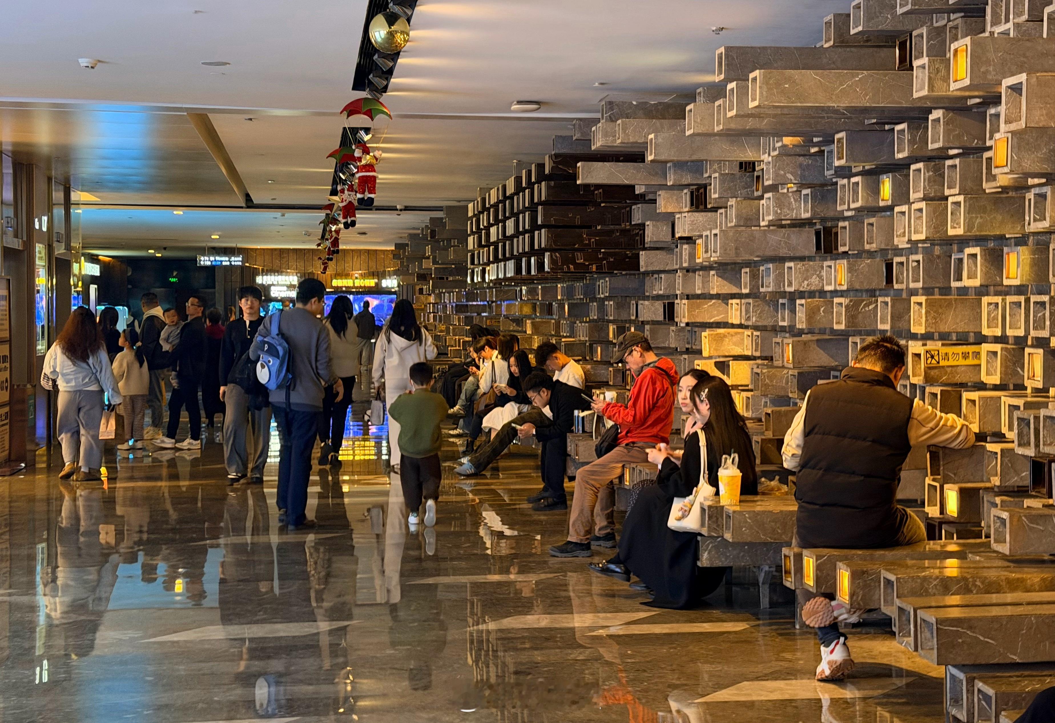 周末的电影院人满为患，好久没看到电影院里这么多人了，小朋友和家长尤其多。“谁说电