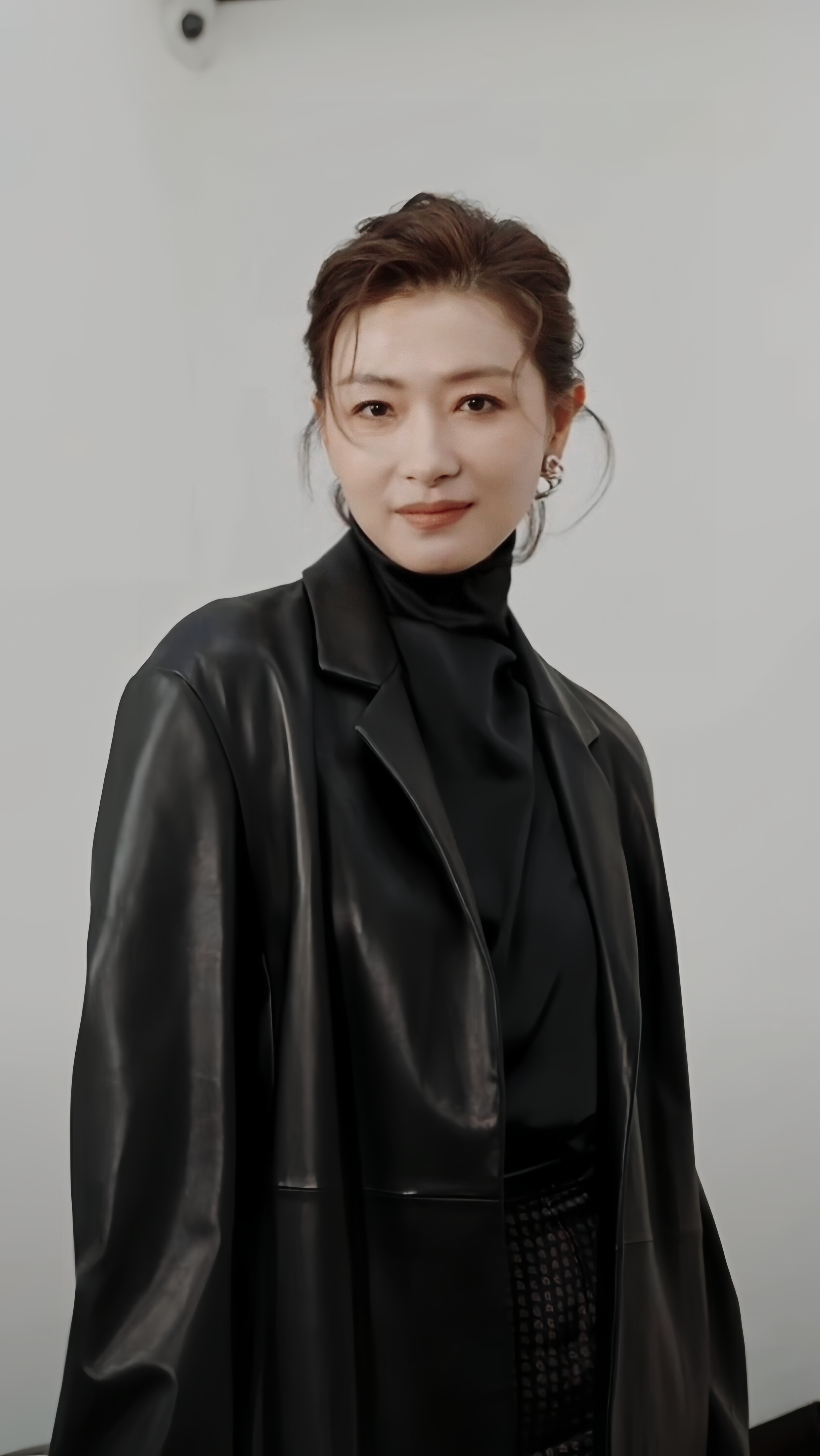 万茜｜万茜官宣出席飞天奖星光奖眉眼间温柔与飒感并存，身姿曼妙自有风情万种