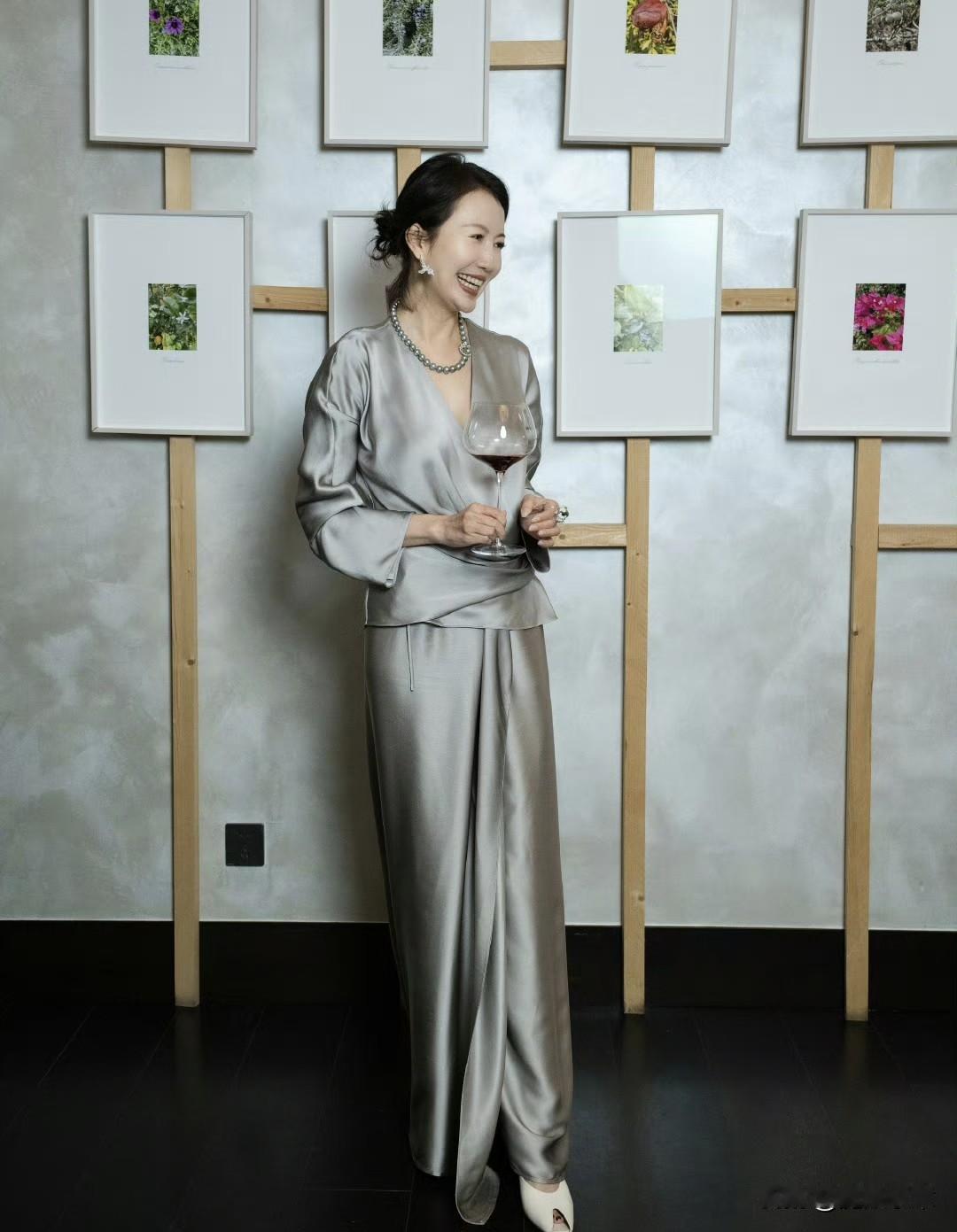 女企业家赵若虹过48岁生日，一众挚友为其举办隆重的生日宴，令其惊喜万分。上海知名