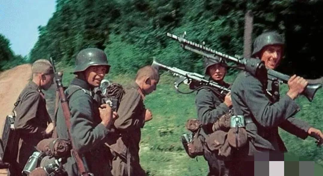 二战时期的照片，前面两名德军扛的都是机枪吗？前面两名德军扛的不一定都是机枪。很