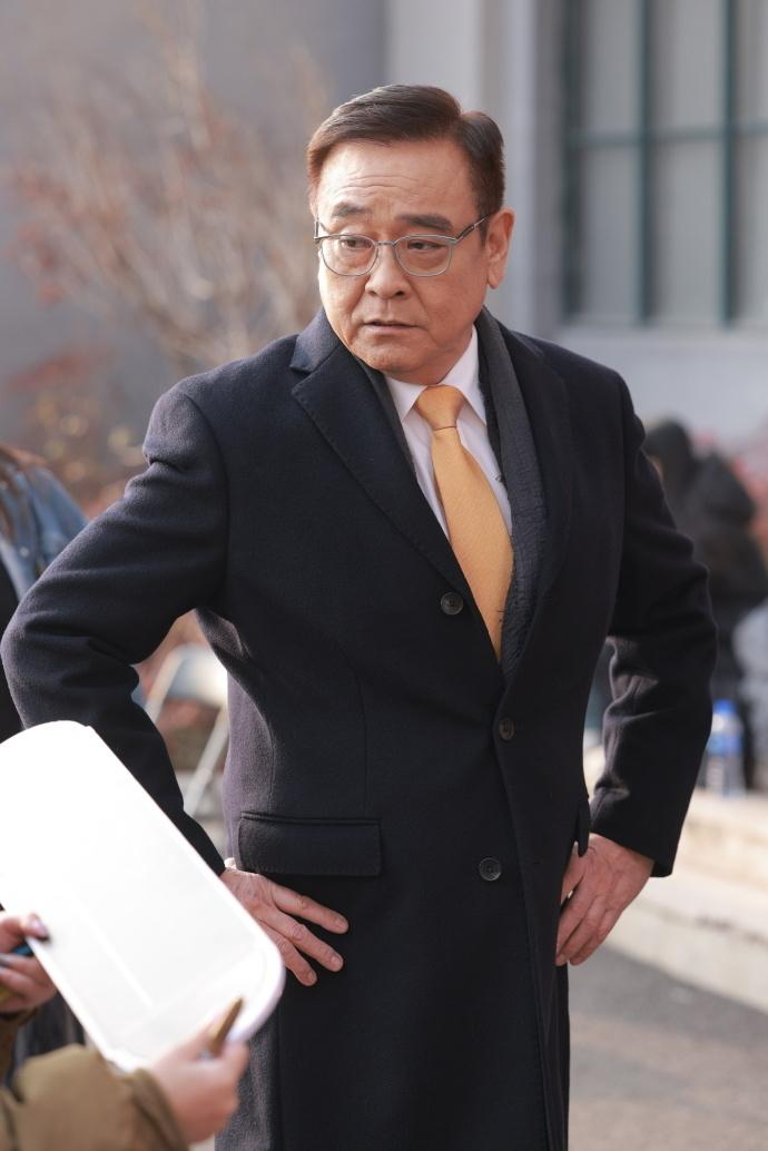 68岁导演尔冬升圈外女友，晒出尔冬升与9岁女儿合照，尔冬升曾与前妻选择丁克，59