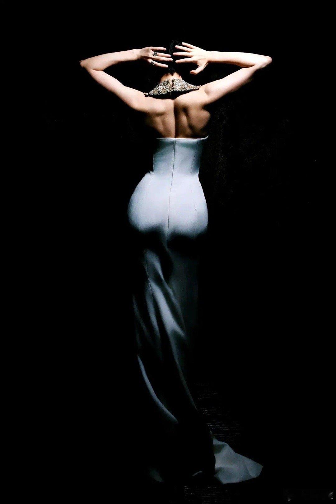 倪妮这背腰臀线条太绝美了，不是那种软塌塌的肉感，是练出来的紧实劲。腰细臀翘还带着