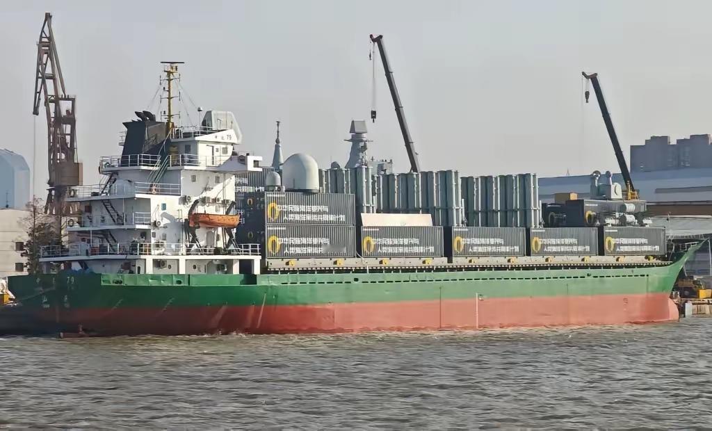 美媒：中国武装货船现身，配备60个垂发单元，中国还会有“圣诞惊喜”。中国一艘