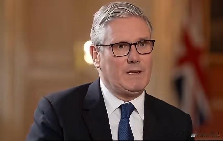 英国首相斯塔默回击首相权质疑，称留任是出于“深厚的责任感”而非个人野心。他拒绝将