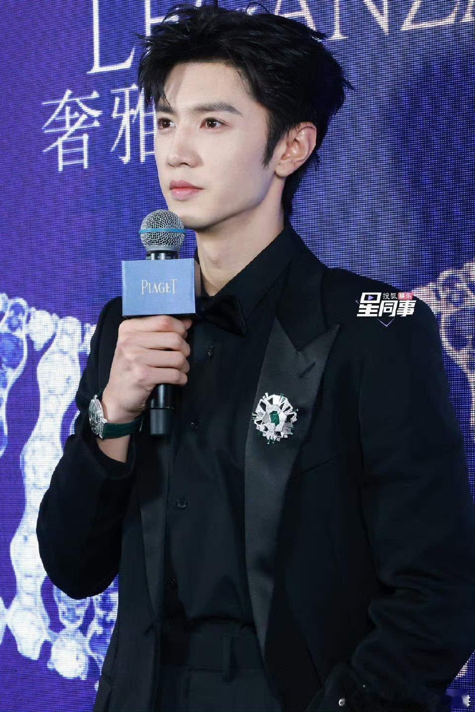 陈哲远上海伯爵活动路透小合集，黑色西装look好帅气的贵公子