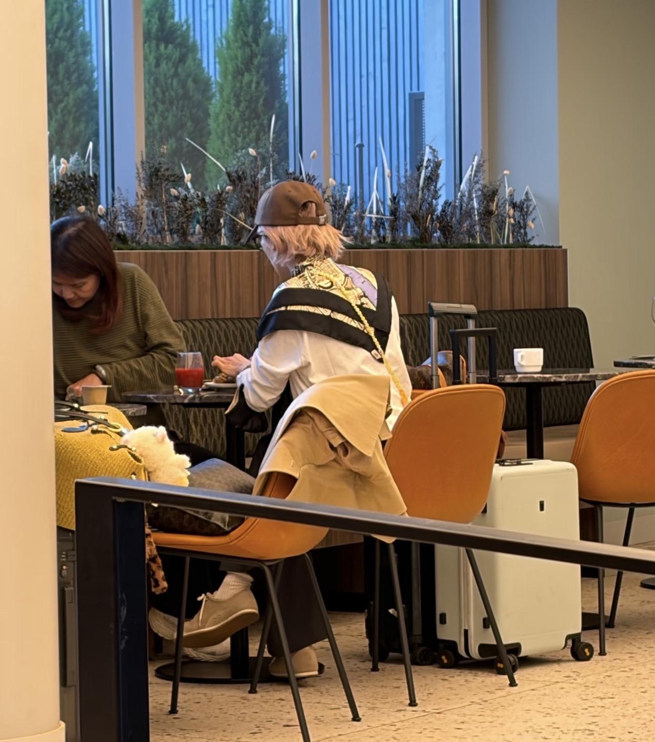 39岁刘诗诗现身巴黎机场准备回国，染着粉色头发好年轻，国庆节忙工作没和吴奇隆团聚