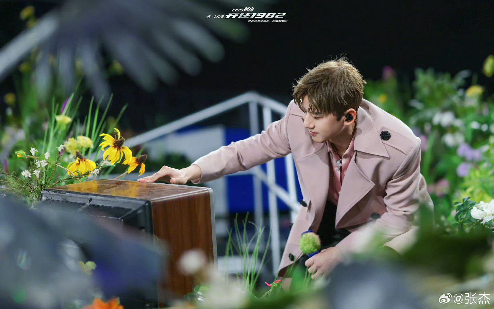 网友偶遇歌手导演在张杰演唱会歌手导演洪啸现身张杰演唱会洪啸现身张杰鸟巢演唱会！