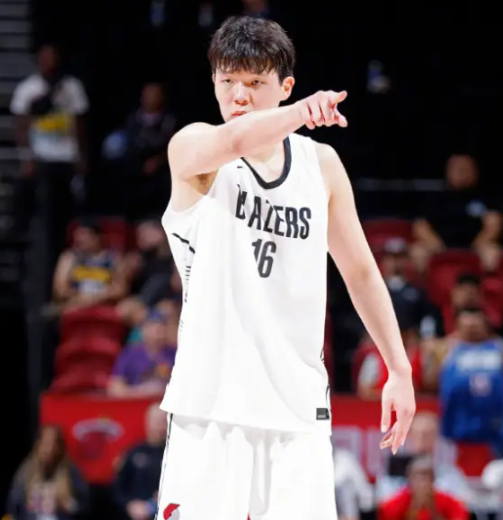 目前杨瀚森防守效率111.2，克林根113.2，罗威112.8，里斯没有数据，大