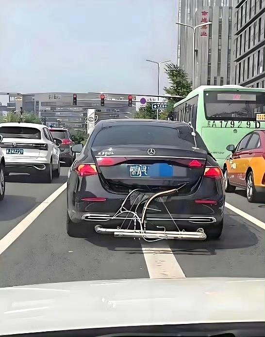 交警叔叔估计头都大了，这查还是不查好啊？​​​
