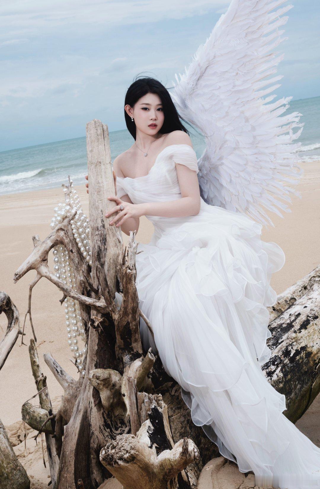 沈佳润很漂亮,看着她从小女孩长成大姑娘,越长越美丽,硬生生把她看顺眼了。很俏皮,