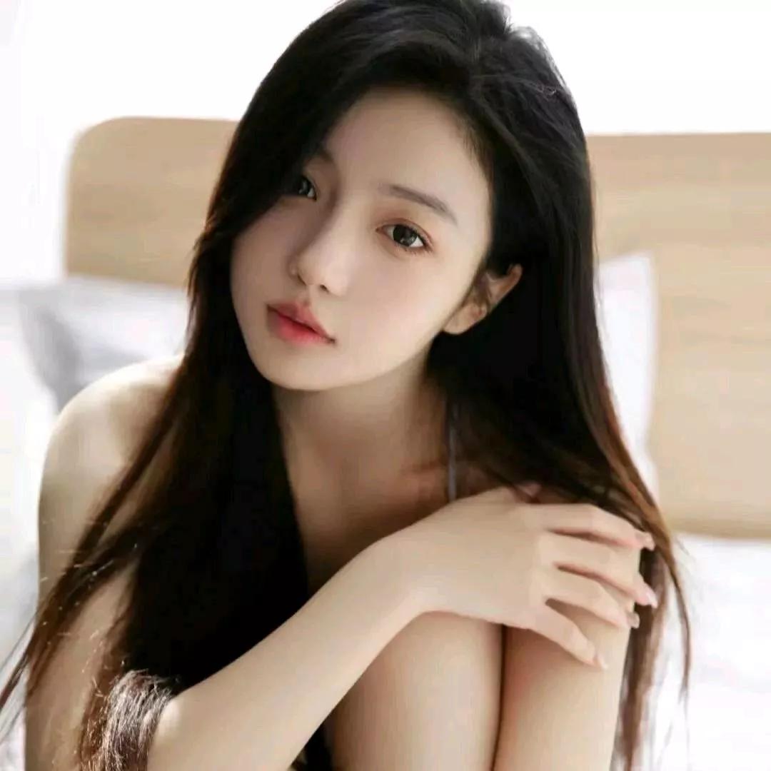 温柔少女，静坐床头，梦回往昔。温柔少女自然光下少女躺床上女孩室内静坐写真