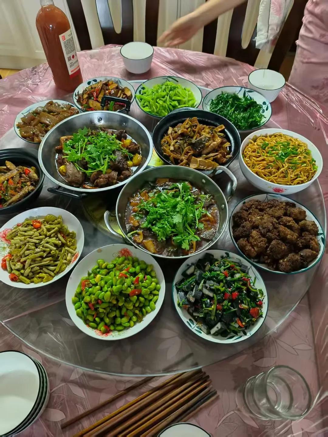 今天，表姐邀请我去她家玩，准备一桌的农家饭菜，都是自家栽种的，鲜嫩无比，纯天然绿
