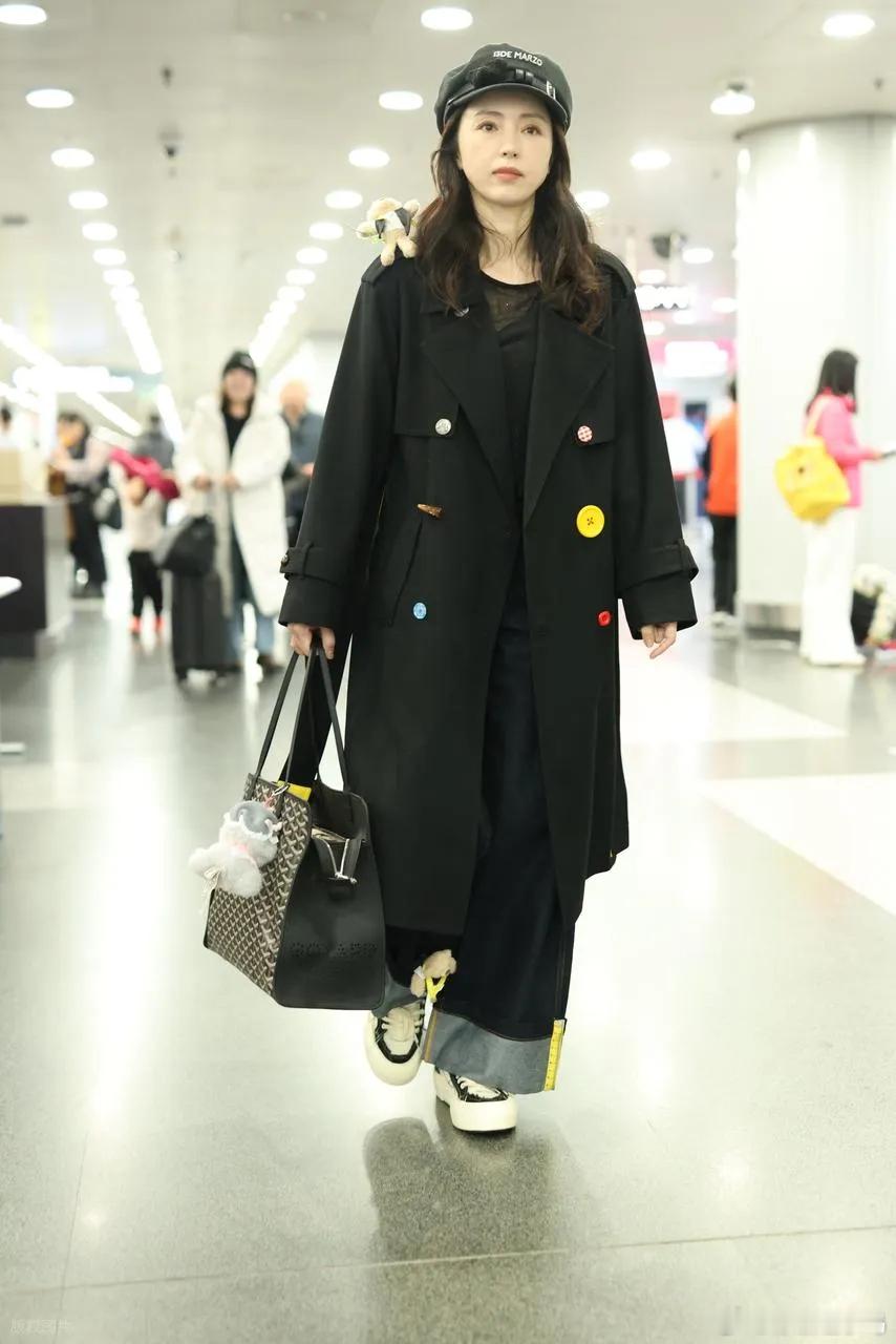 董璇现身北京机场，她这次搭配了一身黑色的衣服，看起来特别的酷，也很有气势。她里面