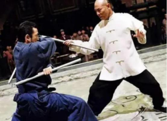 乾隆二十八年，24岁的少侠方世玉，在与武当派五枚师太交手时，被五枚师太连踢在肛门